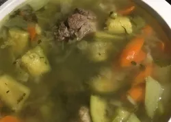 Caldo de chamorro con verduras