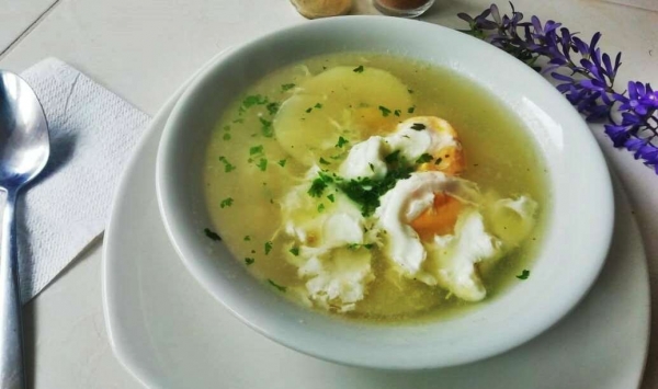 Sopa de huevo guatemalteco