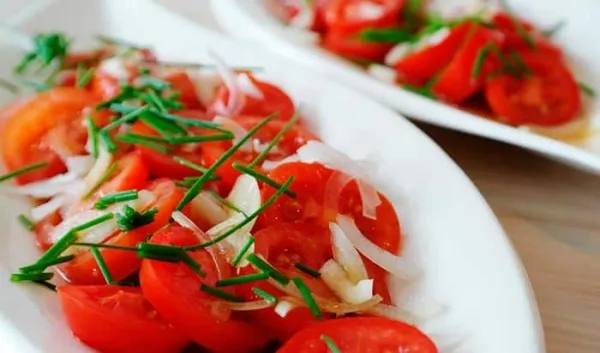 Ensalada de tomate y cebolla